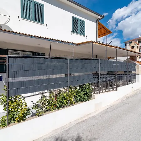 Apartment Radic-Perfect Location For Summer Activities Trogir Exterior photo