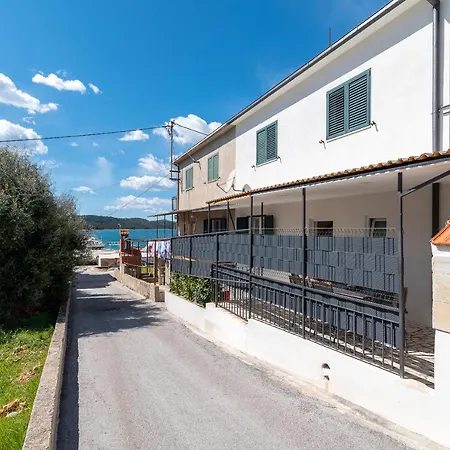 Apartment Radic-Perfect Location For Summer Activities Trogir Exterior photo
