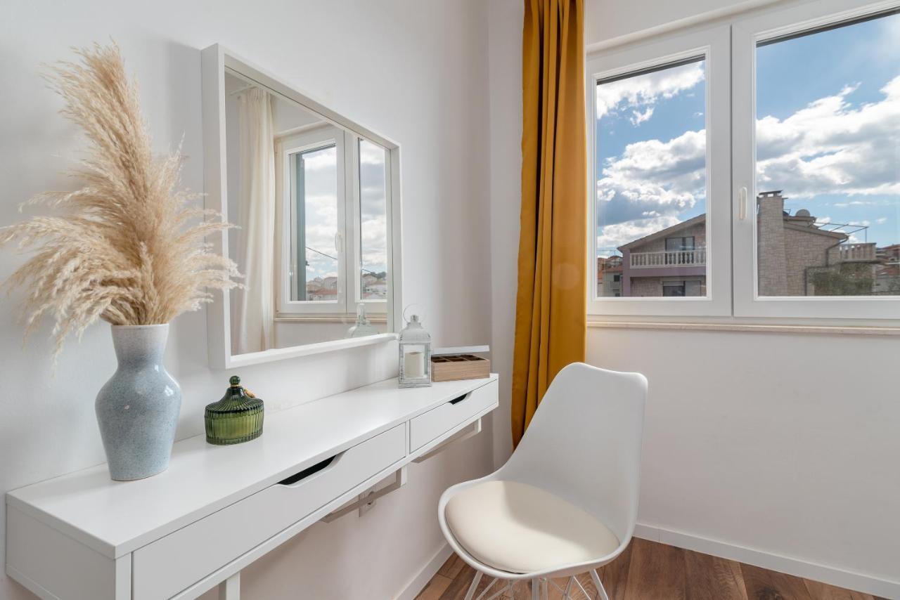 Radic-perfect Location For Summer Activities Apartment Trogir